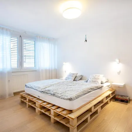 아파트 Spacious Riverbank With A Balcony And A Garage 류블랴나